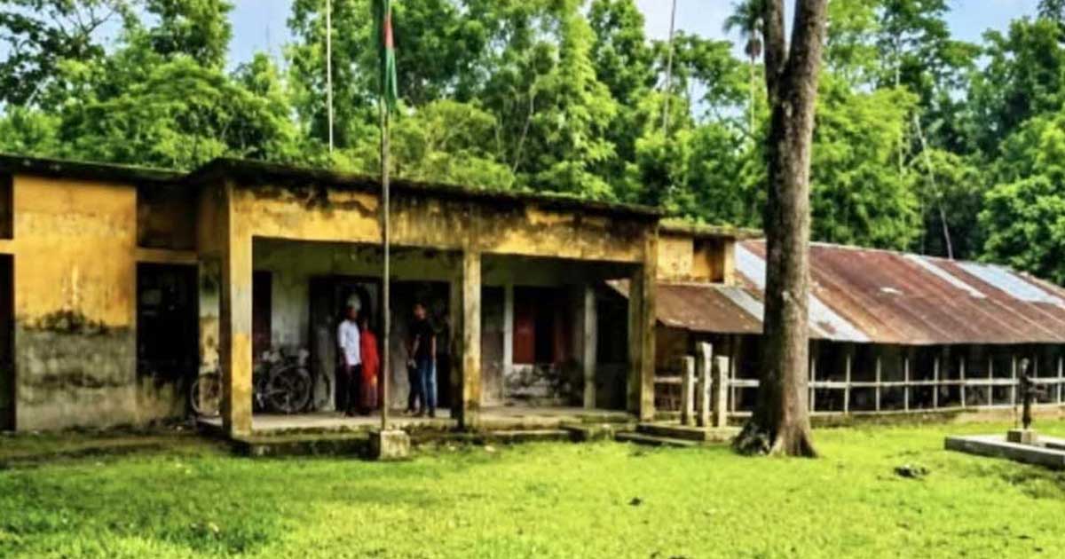 ১১ পরীক্ষার্থীর ১১ শিক্ষক, পাস করেছে মাত্র একজন