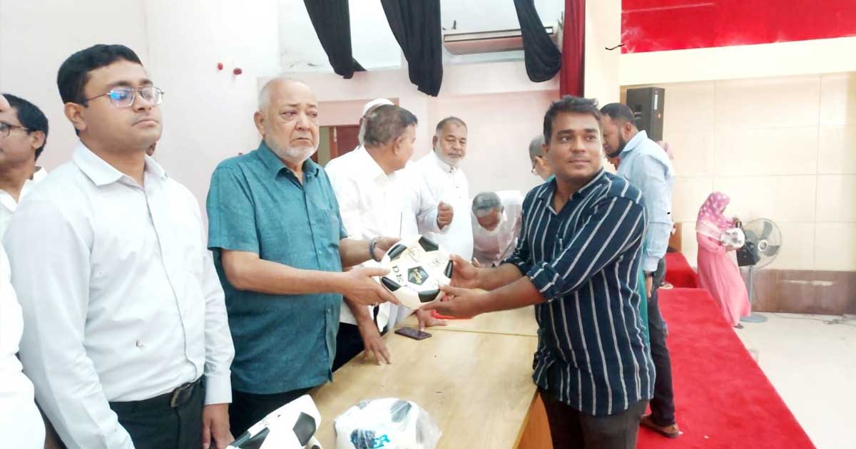 দৌলতপুরে বিভিন্ন শিক্ষা প্রতিষ্ঠানে ফুটবল বিতরণ করলেন এমপি বাচ্চু মোল্লা
