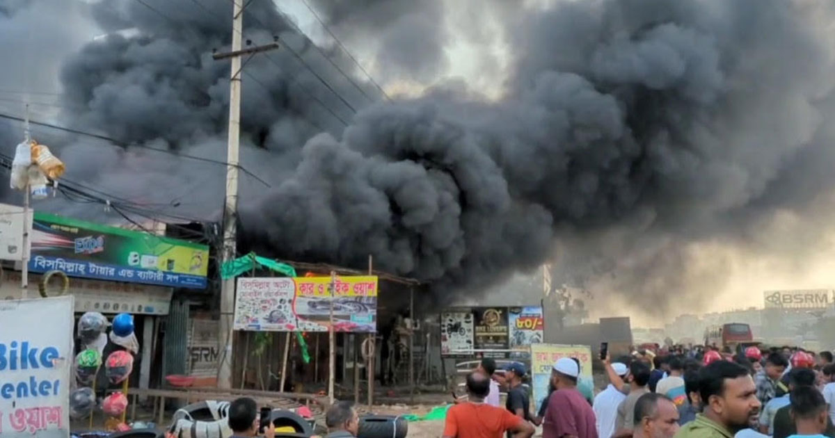 স্টিলের ডিব্বা কাটতে গিয়ে কেমিক্যাল গোডাউনে আগুন
