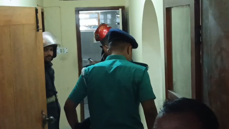 সিলেটে এক বাসা থেকে ৩ মরদেহ উদ্ধার, ঘটনাস্থলে পুলিশ