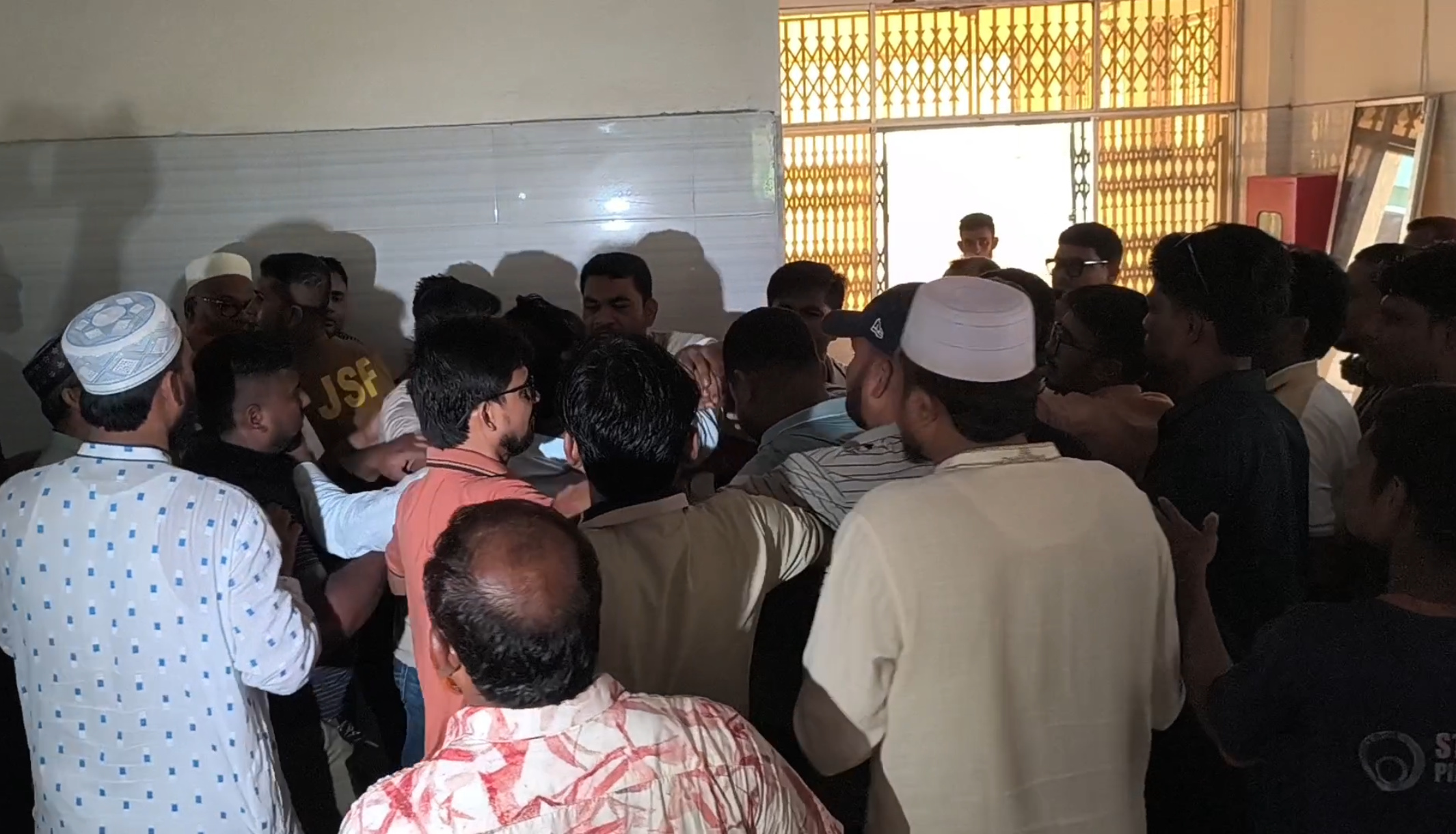 হাসপাতালে অনিয়ম তদারকিতে গিয়ে হট্টগোল, জামায়াত এমপি ও বিএনপি নেতাকর্মীদের মধ্যে হাতাহাতি