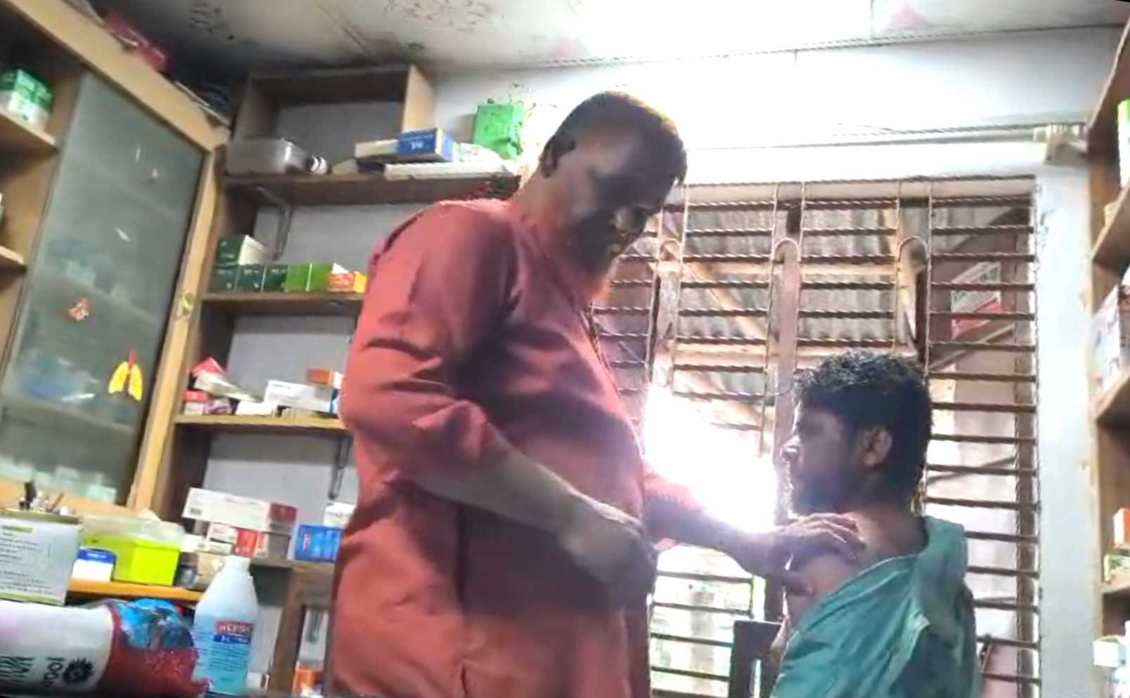 ইনজেকশন ডাক্তার গণির কাণ্ড: কোমর ব্যথার চিকিৎসায় নিয়ে হাত হারাতে বসেছে বৃদ্ধা
