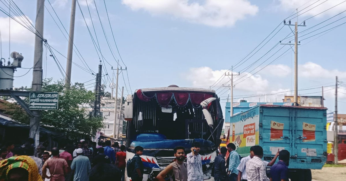 তারাকান্দায় বাস-ট্রাক মুখোমুখি সংঘর্ষ, আহত ১