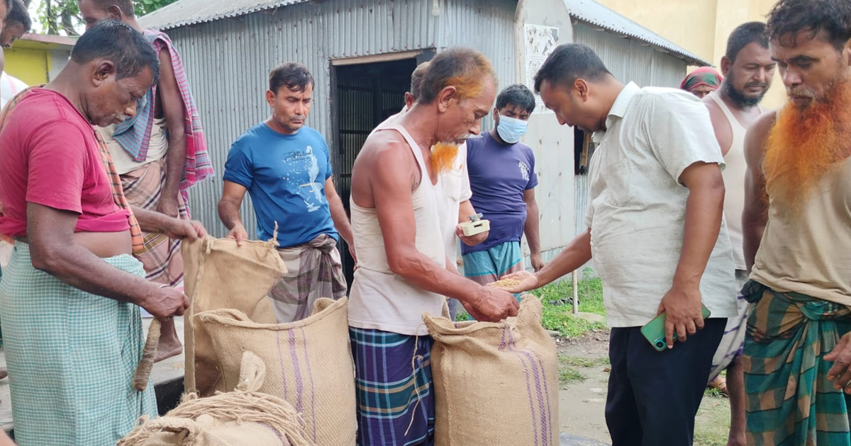 গুদামে ধান দিয়ে ন্যায্য মূল্য পেয়ে হাসি ফুটেছে গাইবান্ধার প্রান্তিক কৃষকদের