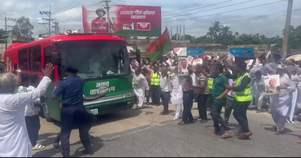 প্রধানমন্ত্রীকে একনজর দেখতে কাপাসিয়ায় মোড়ে মোড়ে সাধারণ মানুষের ঢল