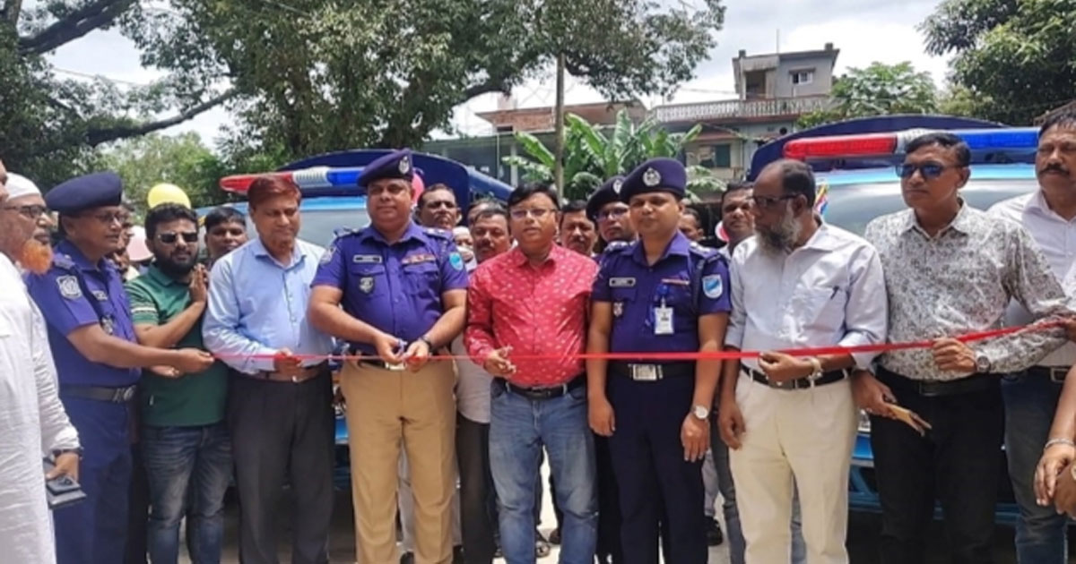 রায়পুরায় পুলিশের সক্ষমতা বাড়াতে দুটি ভ্যান হস্তান্তর