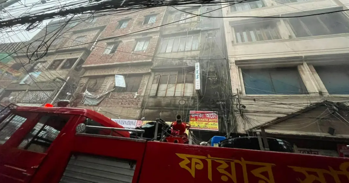 সরু সিঁড়ি-পানি সংকটে বংশালের আগুন নিয়ন্ত্রণে হিমশিম খাচ্ছে ফায়ার সার্ভিস