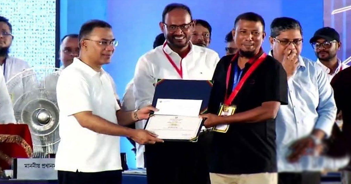 প্রধানমন্ত্রীর হাত থেকে স্বর্ণপদক নিলেন আওয়ামী লীগ নেতা