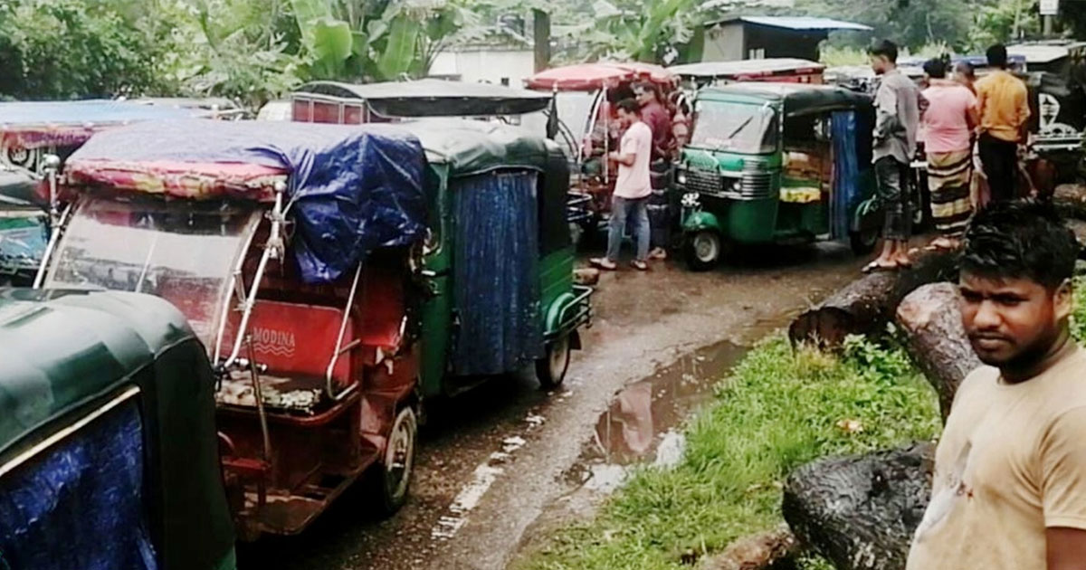 গ্যাস সংকটের পর মামলার চাপ, কচুয়ায় অটোরিকশা চালকদের সড়ক অবরোধ