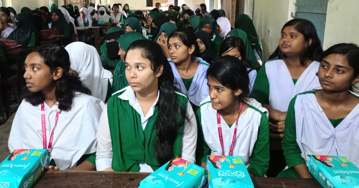 কিশোরীদের মাঝে স্যানেটারী ন্যাপকিন বিতরণ