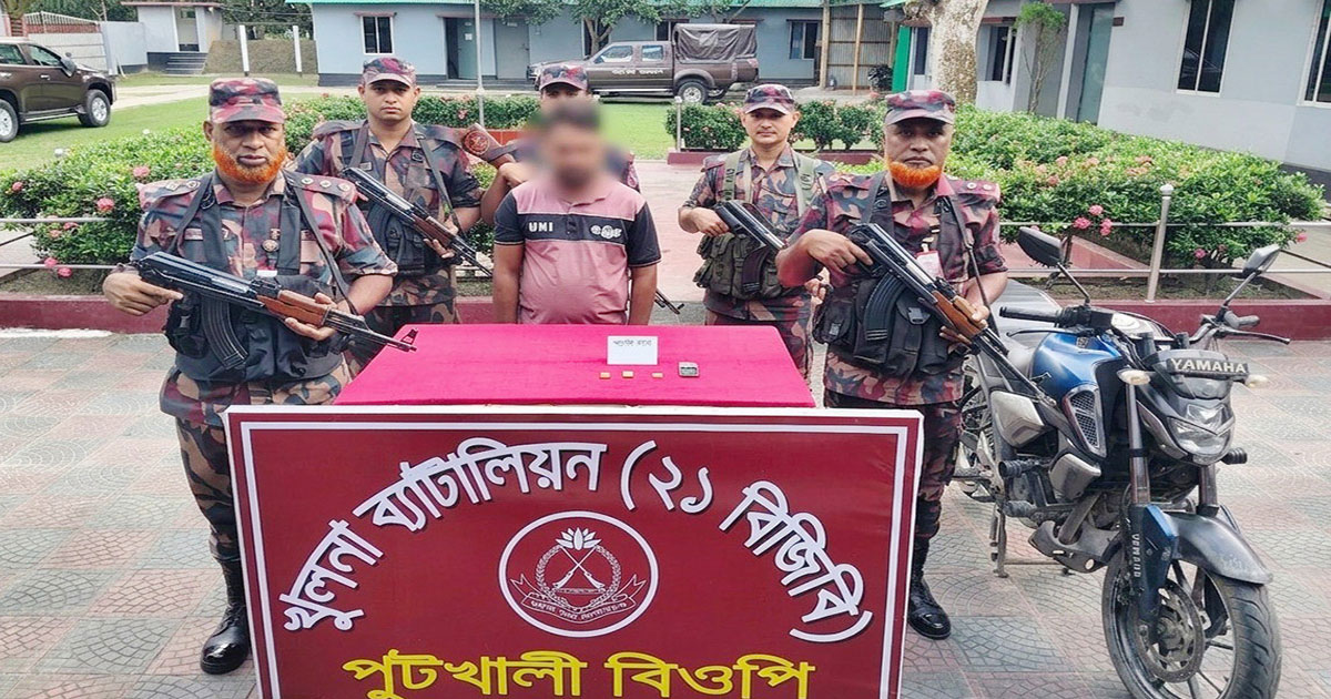 ভারতে পাচারের সময় বেনাপোলে সাড়ে ৯০ লাখ টাকার স্বর্ণের বারসহ পাচারকারী আটক