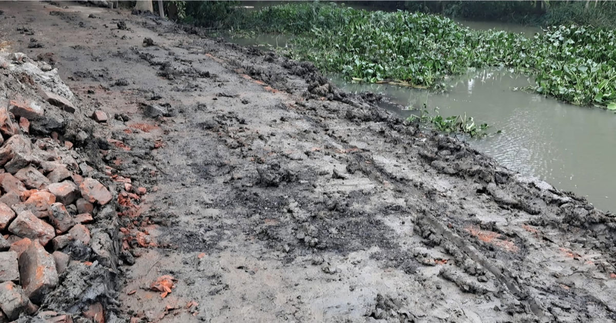 উদ্বোধনের দুই মাসেই বেহাল ৭৫ লাখের সড়ক, উঠছে পিচ-পাথর!