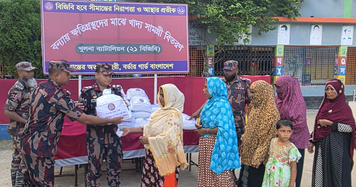ভারতের ইছামতীর পানিতে প্লাবিত বেনাপোলে ১০০ পরিবার পেল বিজিবির ত্রাণ