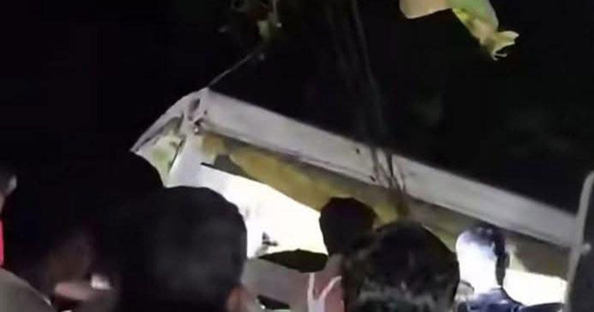 কালিহাতীতে ট্রেনের ধাক্কায় লেগুনা খাদে, চালক নিহত