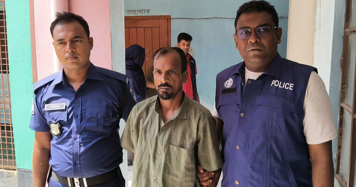 ‘বোমা হোসেন’ গ্রেপ্তার, নিজ বাড়ি থেকে ককটেল উদ্ধার