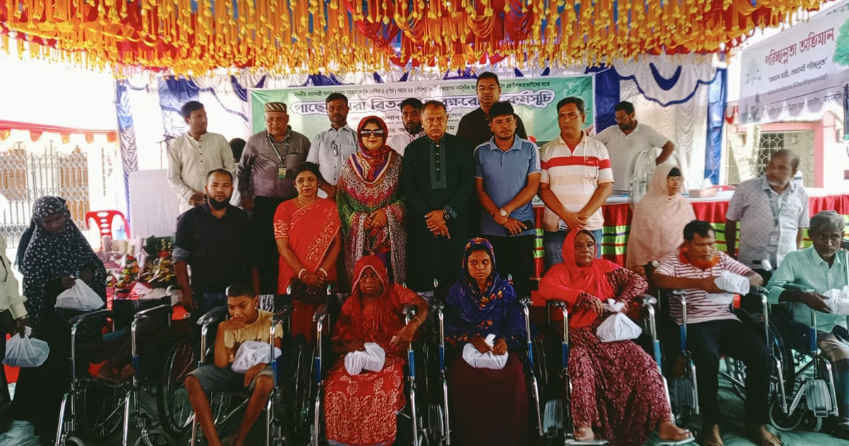 তারাকান্দায় প্রতিবন্ধী সেবা ও সাহায্য কেন্দ্রের উদ্যোগে হুইলচেয়ার বিতরণ