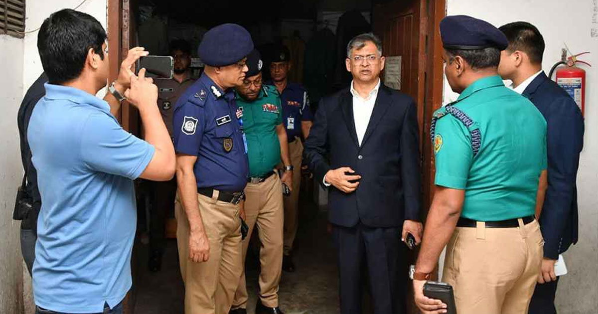 তেজগাঁও থানা আকস্মিক পরিদর্শন করলেন স্বরাষ্ট্রমন্ত্রী