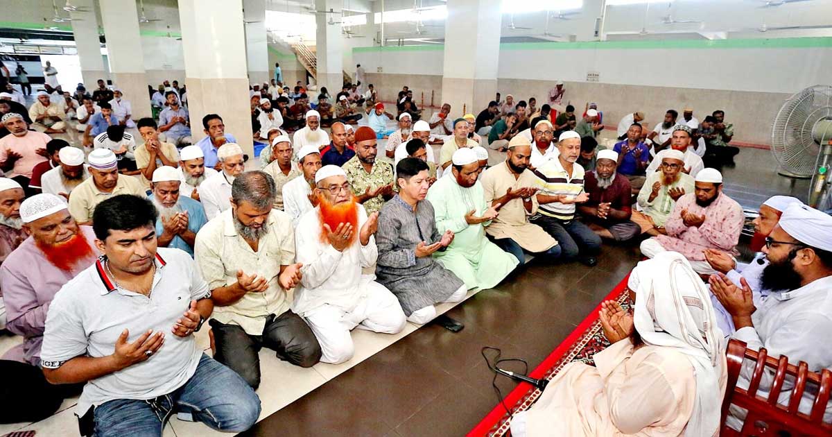 এ্যাড. হিরুর সুস্থতা কামনায় বগুড়ায় হকার্স মার্কেটে দোয়া মাহফিল