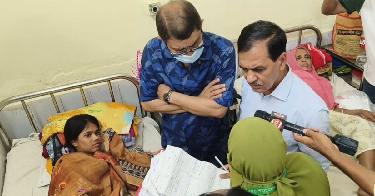 নওগাঁয় জেনারেল হাসপাতালে স্বাস্থ্য মন্ত্রীর আকস্মিক পরিদর্শন