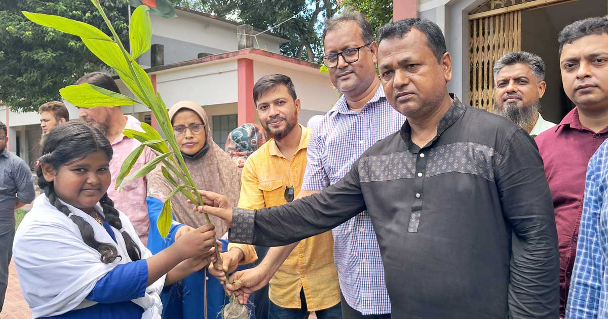 চাঁদপুরে শিক্ষার্থীদের মাঝে সাড়ে পাঁচ শতাধিক গাছের চারা বিতরণ