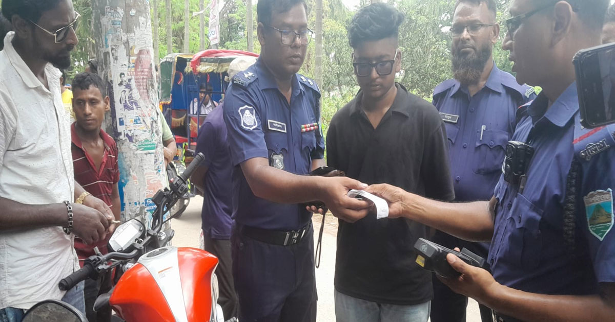 মোটরসাইকেলের সাইলেন্সের বিকট শব্দ, কিশোরের ২০ হাজার টাকা জরিমানা