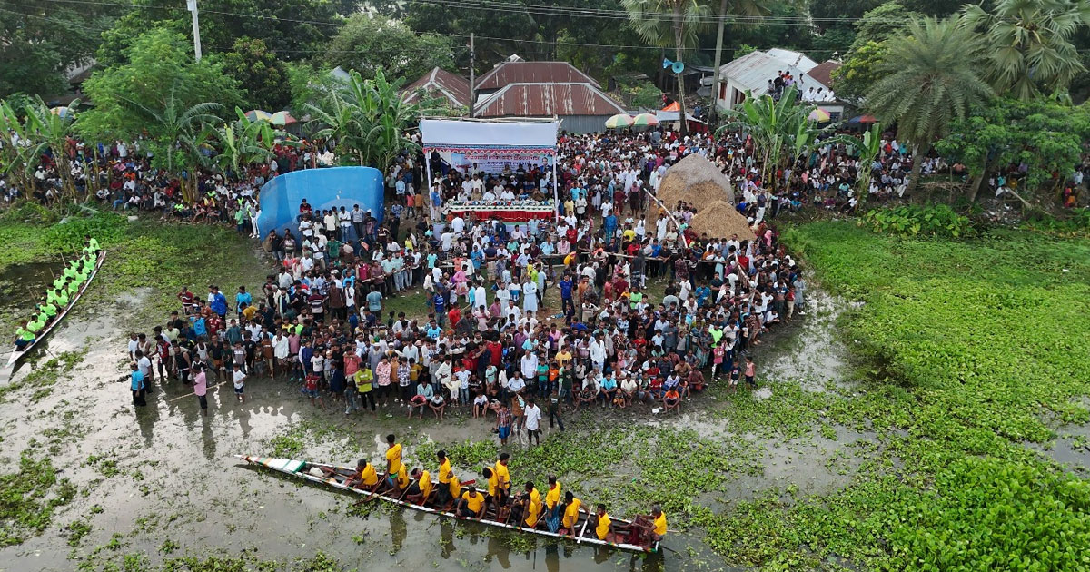 কুমারখালির বিলে ৩০ বছরের ঐতিহ্যবাহী নৌকা বাইচ