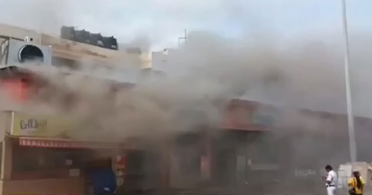 কলকাতায় শিয়ালদহ স্টেশনের বাইরে আগুন, যাত্রীদের মধ্যে আতঙ্ক