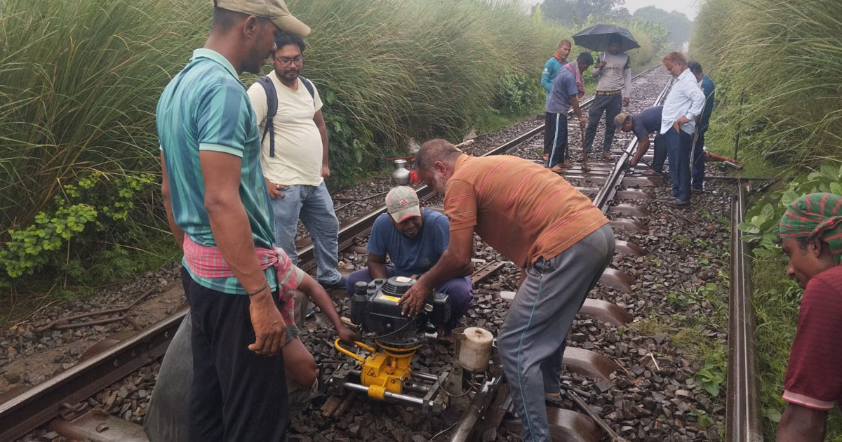 বাগাতিপাড়ায় রেললাইন ভেঙে রাজশাহীর সঙ্গে সারাদেশের ট্রেন চলাচল বন্ধ