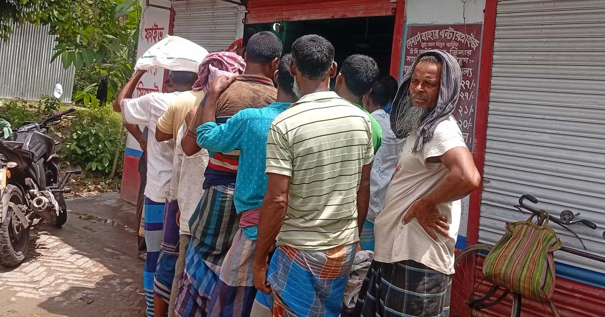 সরকারি নিয়ম মেনে ন্যায্য মূল্যে সার পাচ্ছেন নড়াইলের কৃষকরা