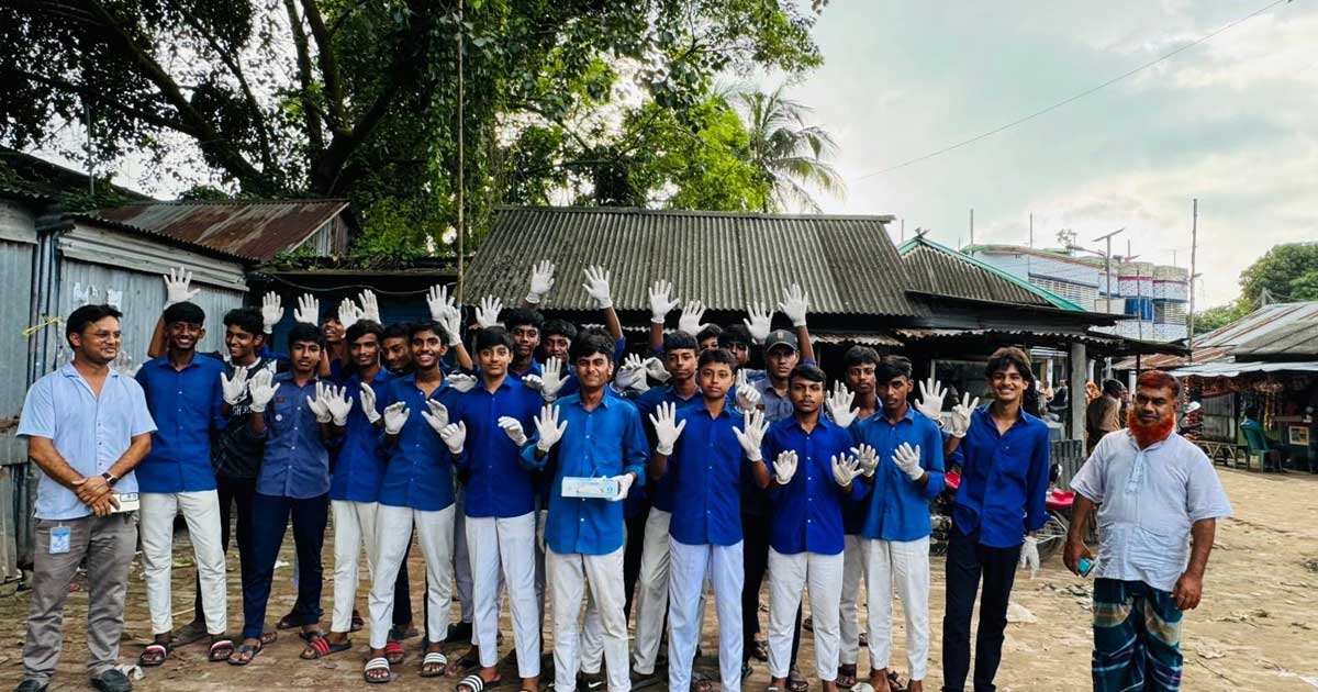 আবর্জনা পরিষ্কারে মাঠে নামল শিক্ষার্থীরা
