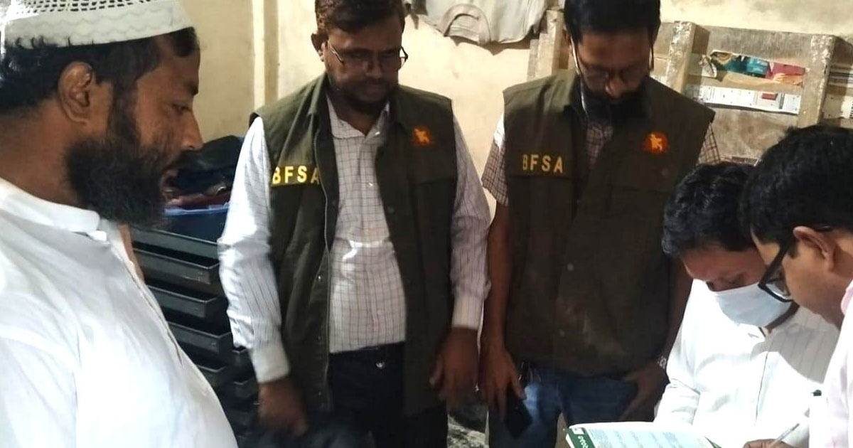 লক্ষ্মীপুরে অস্বাস্থ্যকর পরিবেশে অনিবন্ধিত কারখায় শিশু খাদ্য তৈরি : লাখ টাকা জরিমানা