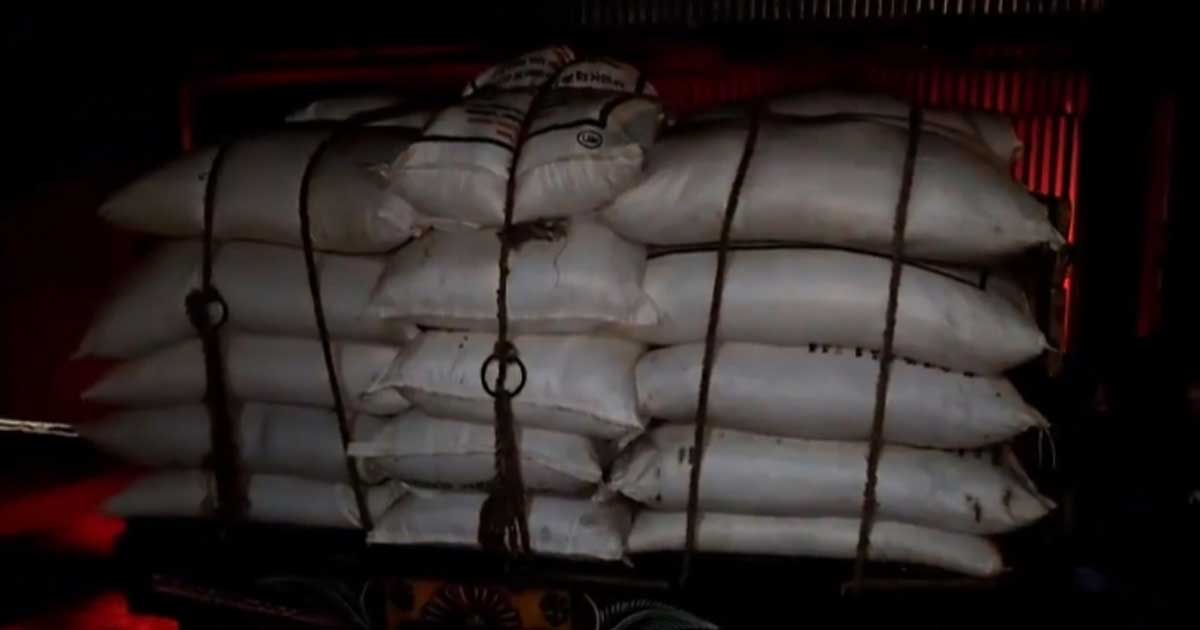নড়াইলে অবৈধ ভাবে পাচারকালে ৪০ বস্তা সার আটক