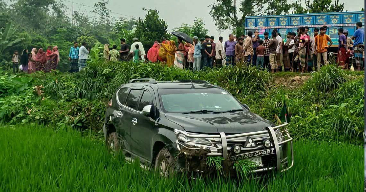 বৃদ্ধা নারীকে বাঁচাতে গিয়ে দুর্ঘটনায় জনপ্রশাসন ও খাদ্য প্রতিমন্ত্রীর গাড়ি