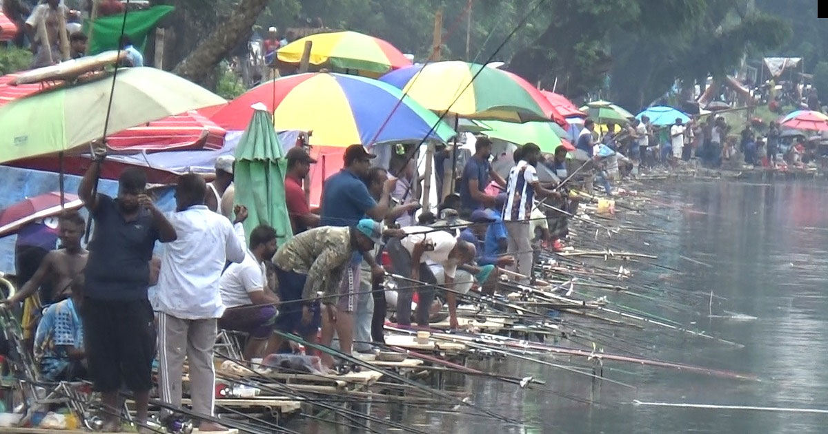৪০ কোটি টাকার পানি প্রকল্প অচল, পচা দিঘিতে মাছ শিকারের উৎসব