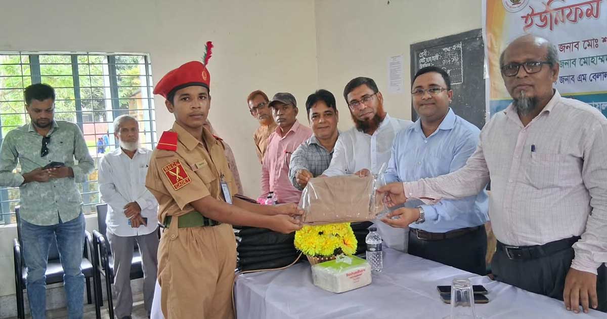 দাগনভূঞায় বিএনসিসি ক্যাডেটদের মাঝে ইউনিফর্ম বিতরণ