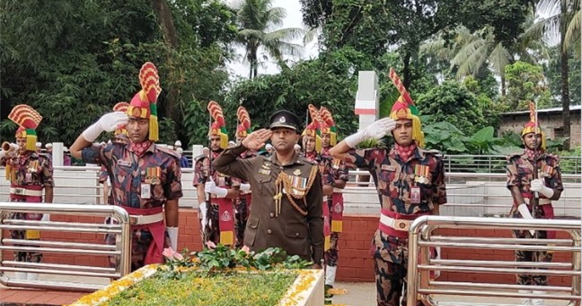 গার্ড অব অনার ও পুষ্পস্তবক অর্পণে বীরশ্রেষ্ঠ নূর মোহাম্মদ শেখের প্রতি বিজিবির শ্রদ্ধা