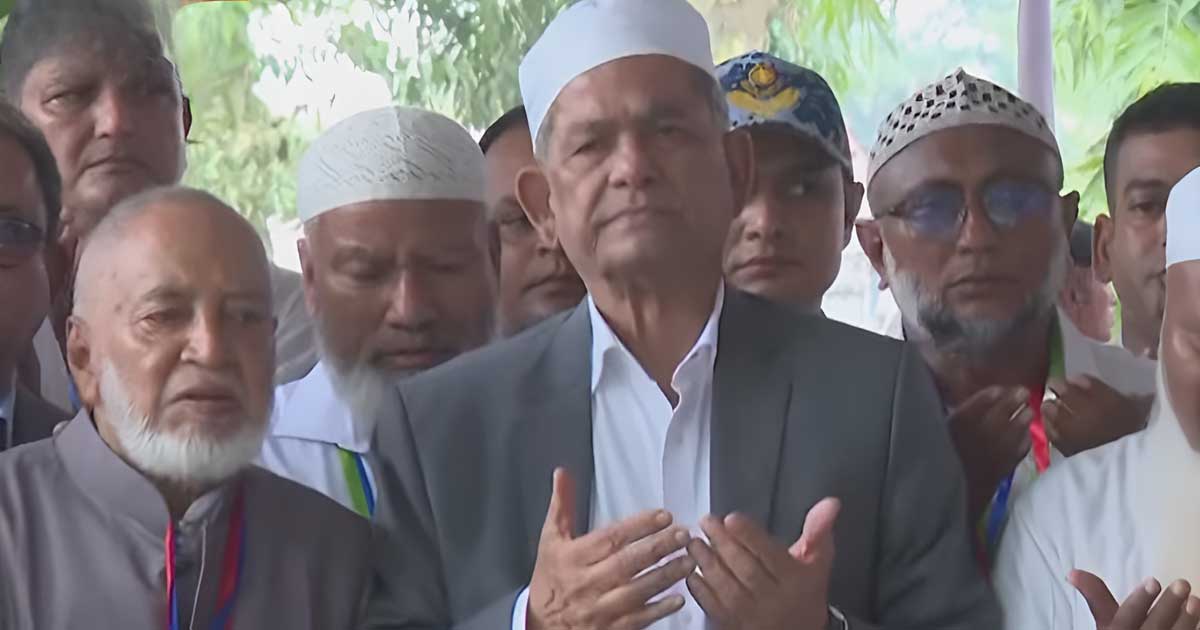 মা-বাবার কবর জিয়ারত করলেন রাষ্ট্রপতি