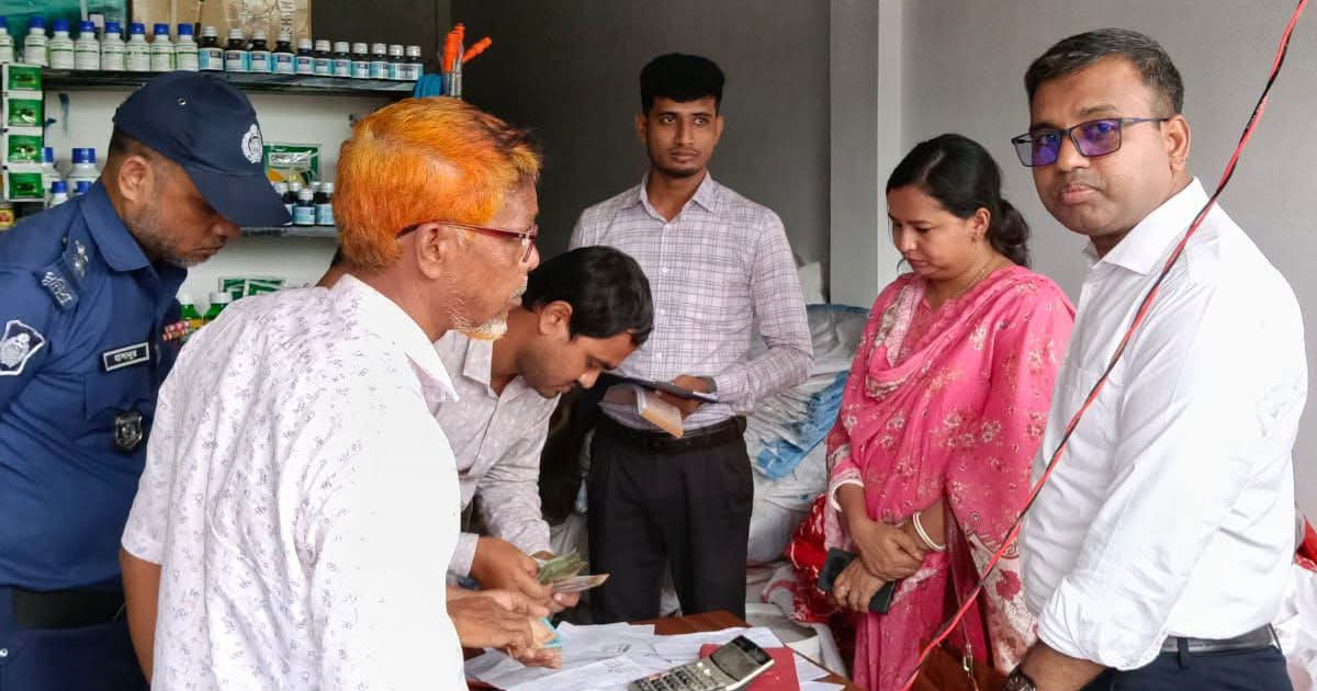 জয়পুরহাটের ক্ষেতলালে লাইসেন্স ছাড়া সার বিক্রি এবং মজুদ করায় জরিমানা