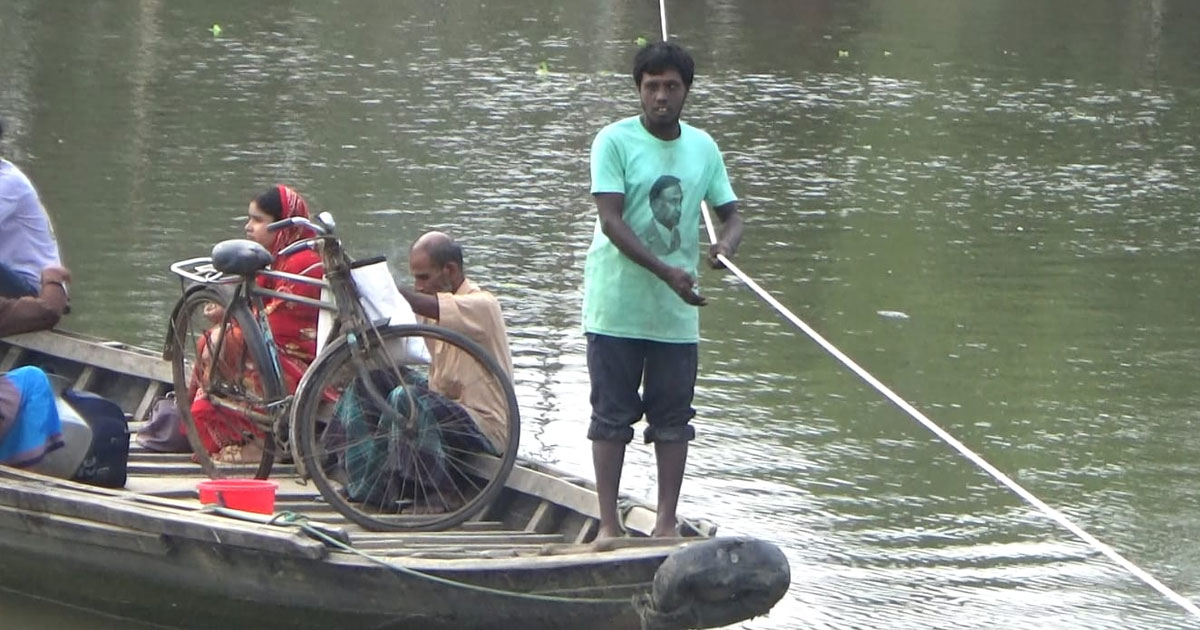 দড়ি টেনে নৌকা পার করেন প্রতিবন্ধী জনি, সেই আয়ে চলে ছয় সদস্যের সংসার