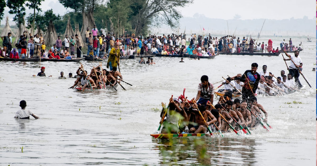রাজবাড়ীতে নৌকা বাইচ ঘিরে দর্শনার্থীদের ঢল