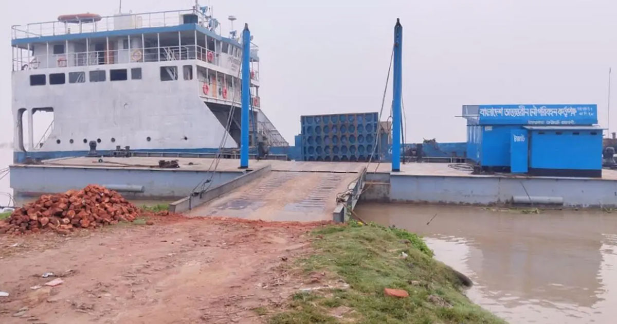 তীব্র স্রোতে তিন দিন ধরে ধাওয়াপাড়া-নাজিরগঞ্জ নৌরুটে ফেরি বন্ধ