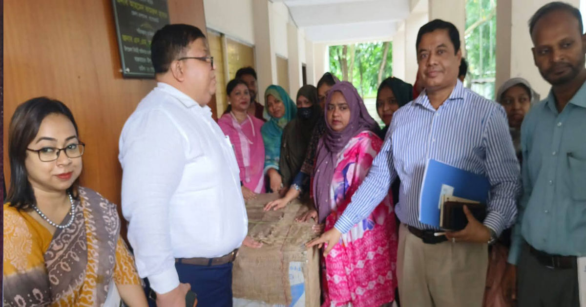 বাগেরহাটে ১০ নারী উদ্যোক্তার মাঝে প্রণোদনা উপকরণ বিতরণ