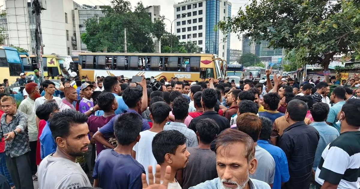 মহাখালীতে বাস ডাম্পিংয়ের প্রতিবাদে সড়ক অবরোধ, যান চলাচল বন্ধ
