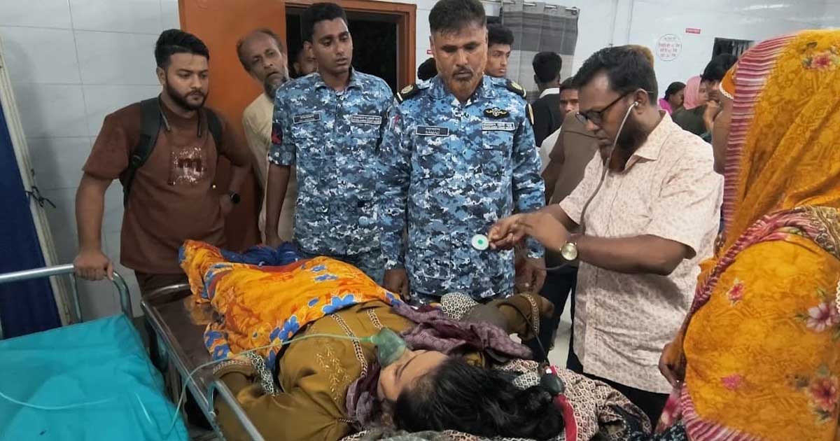 লঞ্চে অসুস্থ নারীকে কোস্টগার্ডের চিকিৎসাসেবা