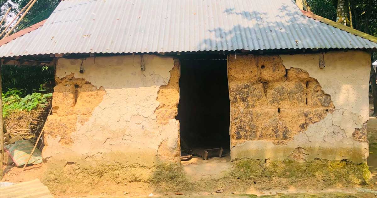 টাঙ্গাইলে বিলুপ্তির পথে গ্রামীণ ঐতিহ্যের মাটির ঘর