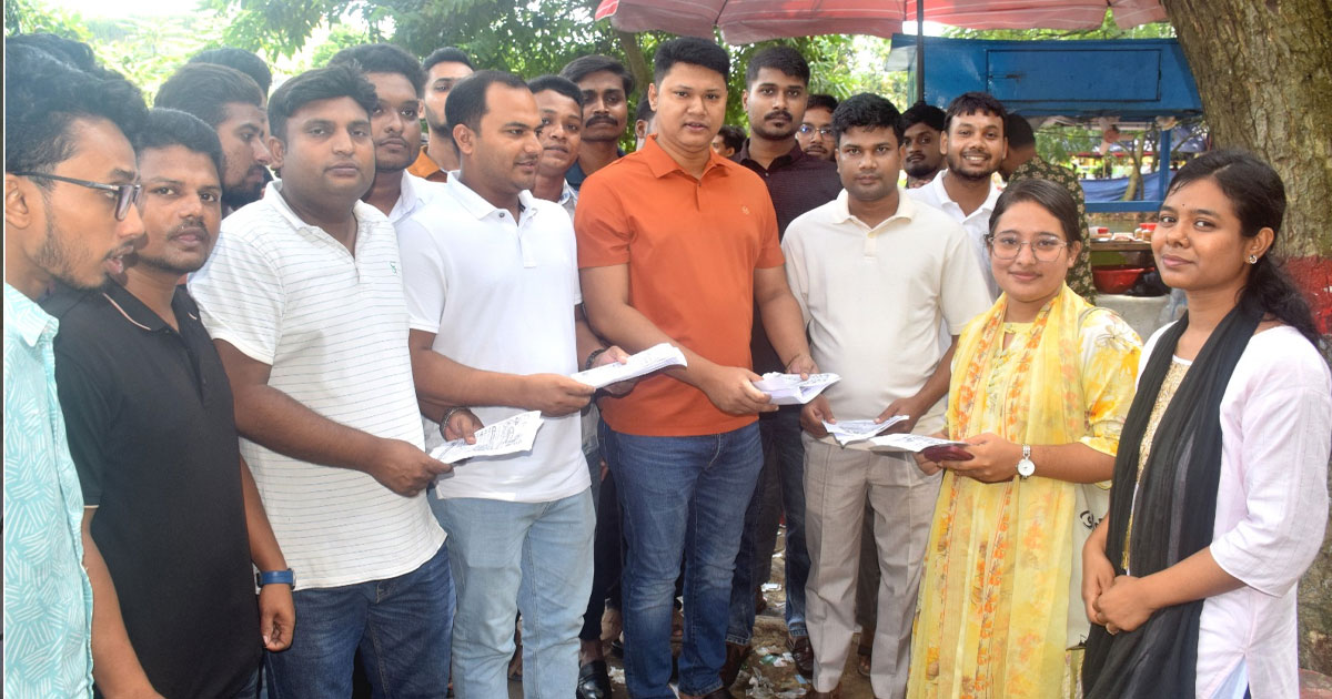 ডেঙ্গু প্রতিরোধে সচেতনতা বাড়াতে আজিজুল হক কলেজ ছাত্রদলের লিফলেট বিতরণ