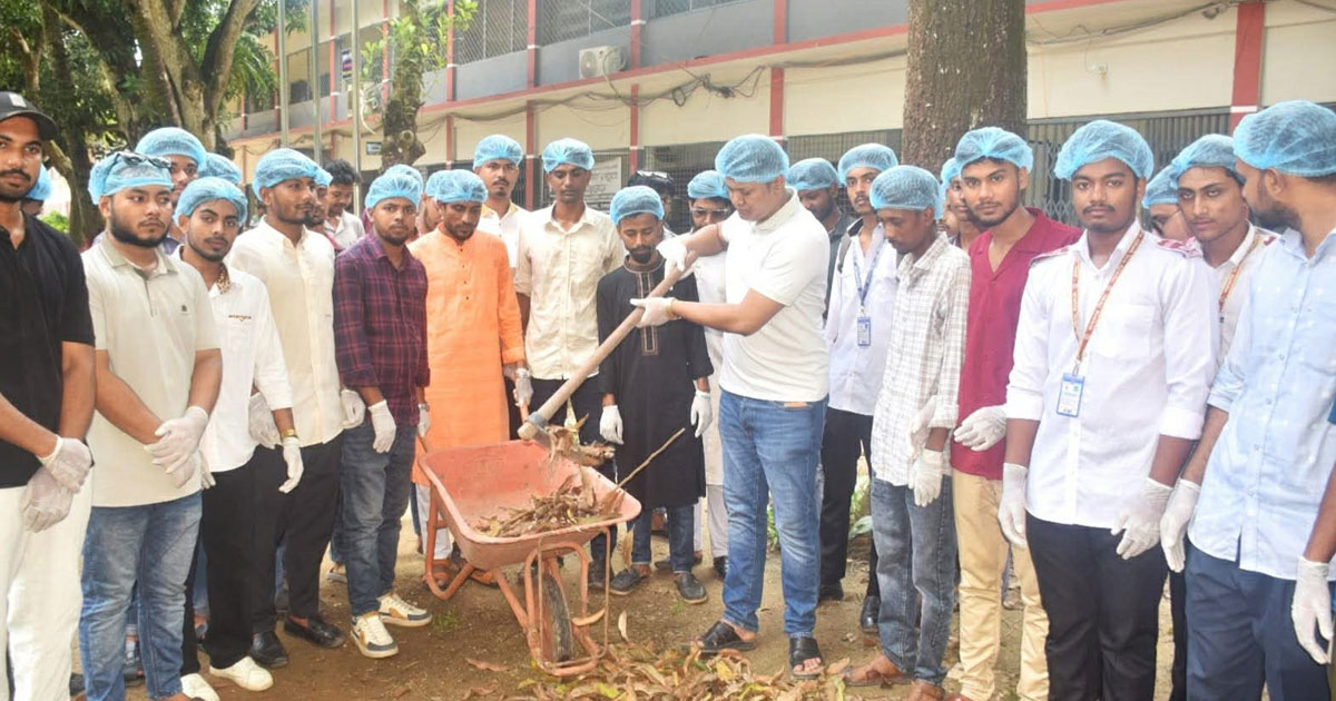 বগুড়ায় ডেঙ্গু প্রতিরোধে কলেজ ক্যাম্পাসে পরিচ্ছন্নতা অভিযান