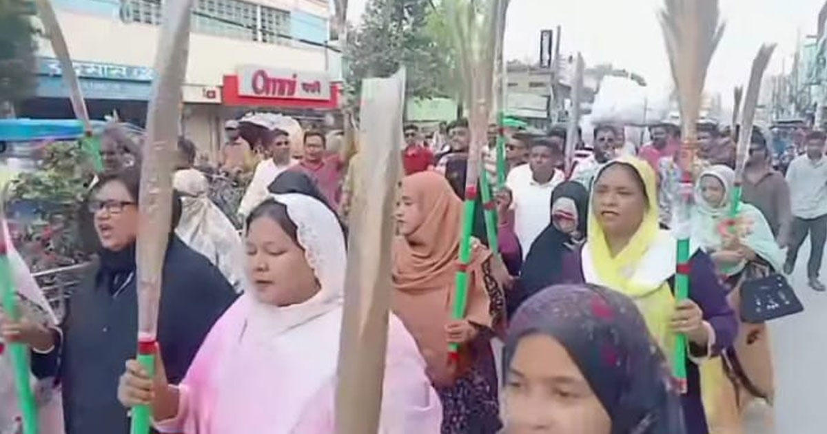 কুষ্টিয়ায় আমির হামজার বিরুদ্ধে ঝাড়ু মিছিল