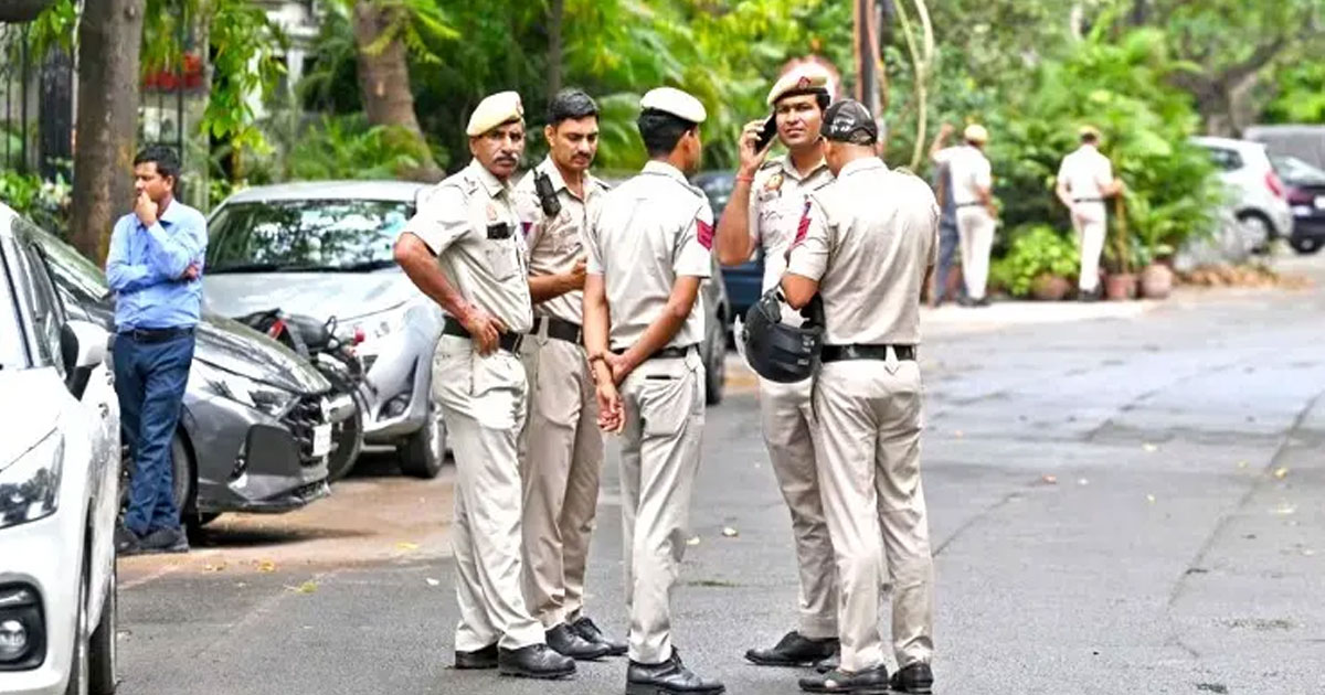 ভারতে ধর্ষণের পর হত্যা, খোলা মাঠে কুকুর খাচ্ছিল তরুণীর লাশ