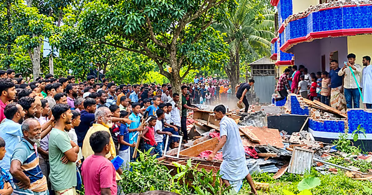 শিশুশিক্ষার্থীকে ধর্ষণের পর হত্যা, আসামির বাড়ি গুঁড়িয়ে দিল জনতা